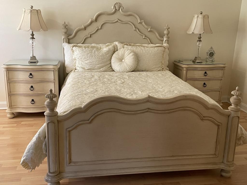 REGENCY STYLE SCALLOPED SHELL COMPLETE BED 87": COASTAL REGENCY STYLE SCALLOPED SHELL COMPLETE BED-64" X 65" X 87" APPROX -VERY GOOD OVERALL CONDITION, WEAR CONSISTENT WITH AGE AND USE, SEE ALL PHOTOS-DP33022