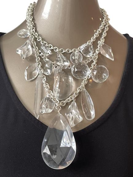 VINTAGE LUCITE STATEMENT NECKLACE: VINTAGE LUCITE STATEMENT NECKLACE