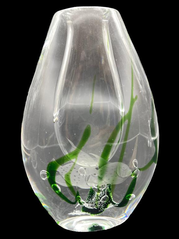 VICKE LINDSTRAND KOSTA BODA FISH SEAWEED VASE (1 of 4)