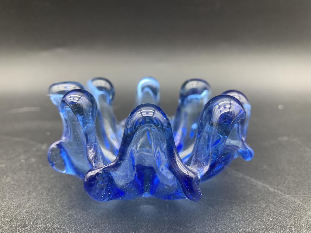 VINTAGE BLUE GLASS DECORATIVE ASHTRAY: VINTAGE BLUE GLASS DECORATIVE ASHTRAY -RETRO DESIGN-LIGHT BLUE-EXCELLENT CONDITION