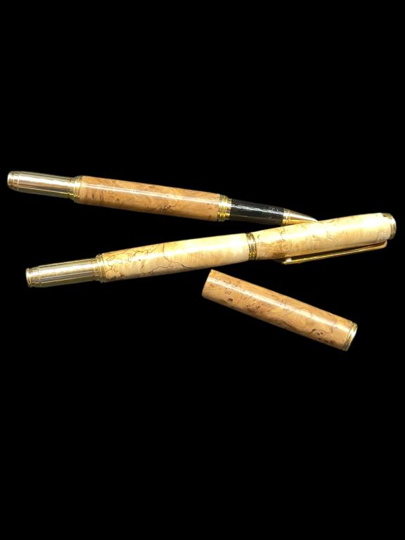 PAIR OF VTG WORLD MAP PENS (1 of 3)