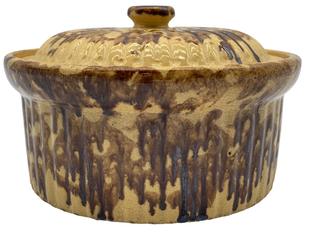 VTG BROWN SPONGEWARE CASSEROLE WITH LID: VTG BROWN SPONGEWARE CASSEROLE WITH LID - Spongeware Spatterware- 7" Round- 255 - Good Pre-Owned Condition Wear Consistent with Age and Use (See Photos)- JB51622
