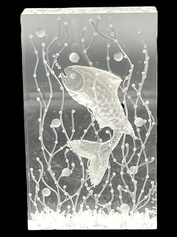 VTG LUCITE ETCHED FISH PAPERWEIGHT: VTG LUCITE ETCHED FISH PAPERWEIGHT