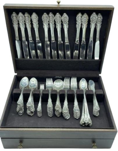 WALLACE SIR CHRISTOPHER STERLING SILVER SET 4238 G: VINTAGE WALLACE SIR CHRISTOPHER STERLING SILVER SET 108 PIECES-NO MONOGRAM-4238 GRAMS (3260 GRAMS W OUT KNIVES)-12 KNIVES-24 TEA SPOONS-8 OYSTER FORKS-12 DESERT FORKS-9 SOUP SPOONS-12 DINNER FORKS-12