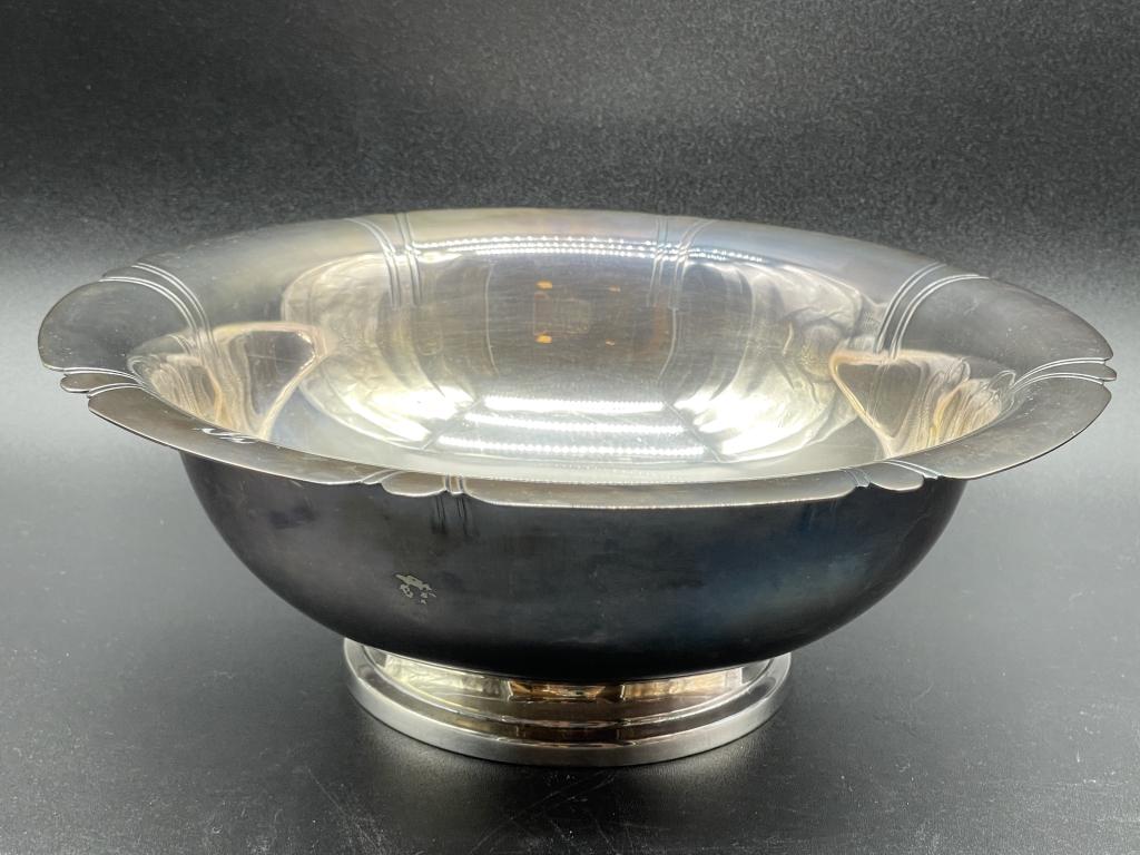 HAMILTON STERLING SILVER FOOTED BOWL 572 G: VINTAGE HAMILTON STERLING SILVER FOOTED BOWL-572 G-3.5" X 9" DIAMETER APPROX-VERY GOOD OVERALL CONDITION-DP22522 THIRD PARTY SHIPPING OR LOCAL PICKUP REQUIRED ON ALL ITEMS. A list of shippers can be f
