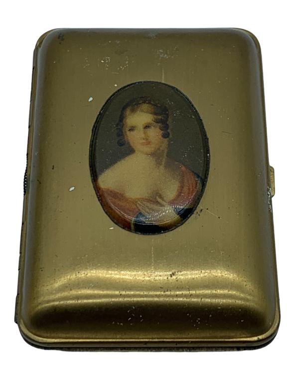 ANTIQUE MONDAINE METAL CLUTCH MAKEUP COMPACT: ANTIQUE MONDAINE METAL CLUTCH MAKEUP COMPACT- Gold Tone Hinged Compact with Mirror- Good Used Condition Wear Consistent with Age and Use (See Photos) THIRD PARTY SHIPPING REQUIRED ON ALL ITEMS. A list