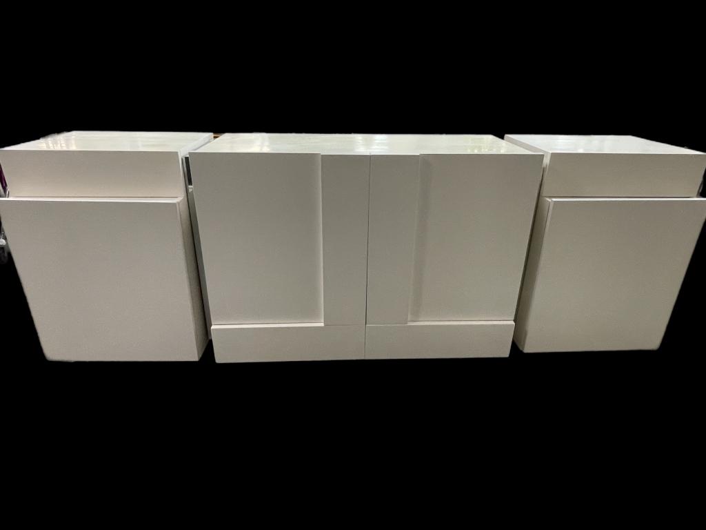 MID MOD STYLE WHITE & CHROME DRY BAR CABINET: MID MOD STYLE WHITE & CHROME DRY BAR WITH 2 LOWER STORAGE CABINETS & 2 FOLD UP STORAGE FOR BOPTTLES AND GLASSES AND 2 DRAWERS FOR HOME BAR ACCESSORIES & BARTENDER TOOLS - 32" X 90.5" X 20" APPROX-PRE 