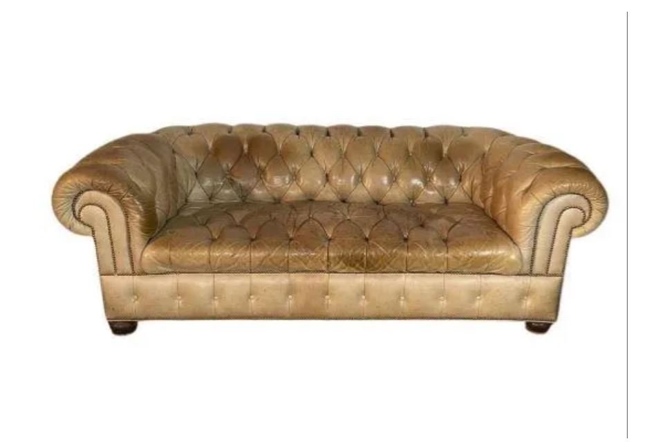 VTG CLASSIC CHESTERFIELD SOFA: VINTAGE CLASSIC CHESTERFIELD SOFA IN BRASS STUDDED TUFTED LEATHER- GOOD OVERALL CONDITION WEAR CONSISTENT WITH AGE AND USE SEE ALL PHOTOS- EH31622