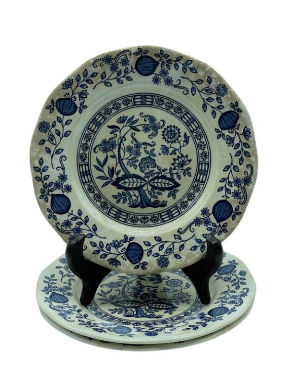 PAIR OF VINTAGE BLUE ONION PLATES 6 3/4": PAIR OF VINTAGE BLUE ONION PLATES 6 3/4" | COLLECTIBLE MEISSEN STYLE PORCELAIN HOME DECOR -LONGINES SYMPHONETTE / ENOCH WEDGWOOD