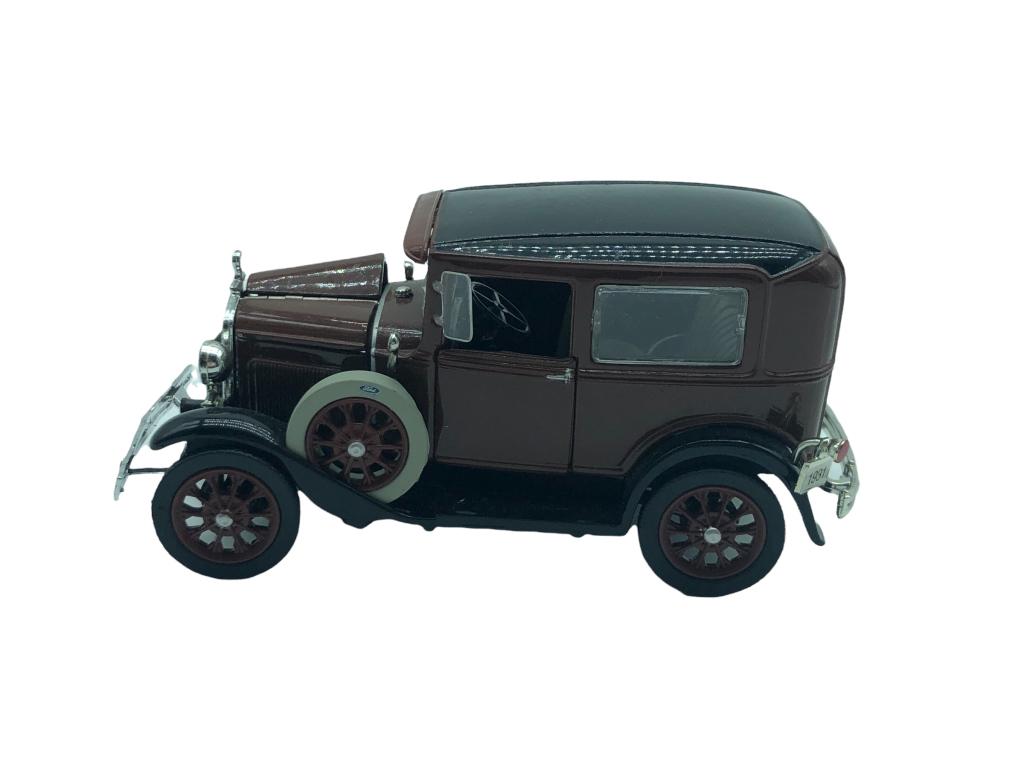 1931 MODEL A DELUXE TUDOR SCALE MODEL (1 of 6)