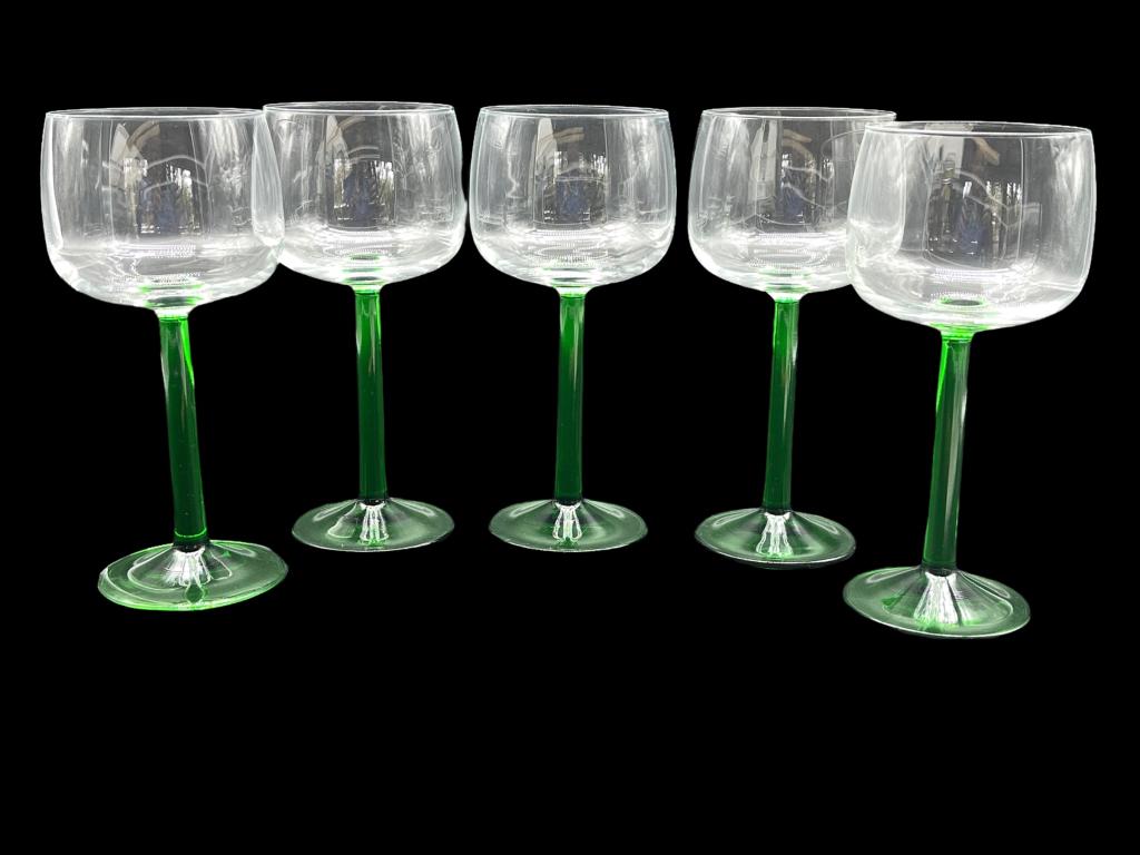 VTG SET OF 5 GREEN STEMMED WINE GOBLETS: VTG SET OF 5 GREEN STEMMED WINE GOBLETS