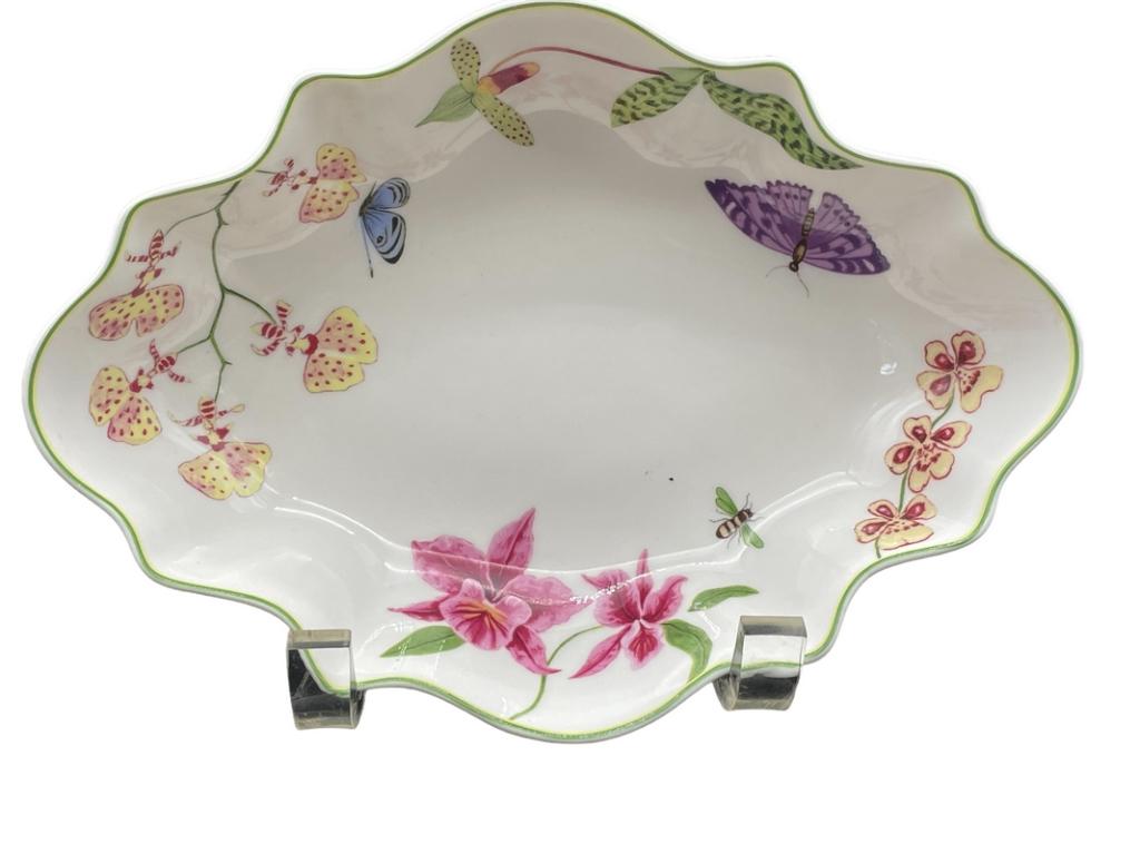 LYNN CHASE FANTASIA FLUTED EDGE SERVING DISH 8": LYNN CHASE FANTASIA SCALLOPED FLUTEDSERVING DISH-8" APPROX-VERY GOOD PRE OWNED CONDITION-DP7122 THIRD PARTY SHIPPING REQUIRED ON ALL ITEMS. A list of shippers can be found in our Shipping Policy and i