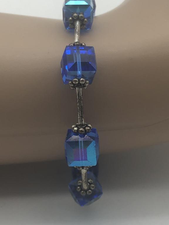 VINTAGE LUCITE BLUE BEADED BRACELET: VINTAGE LUCITE BLUE BEADED BRACELET