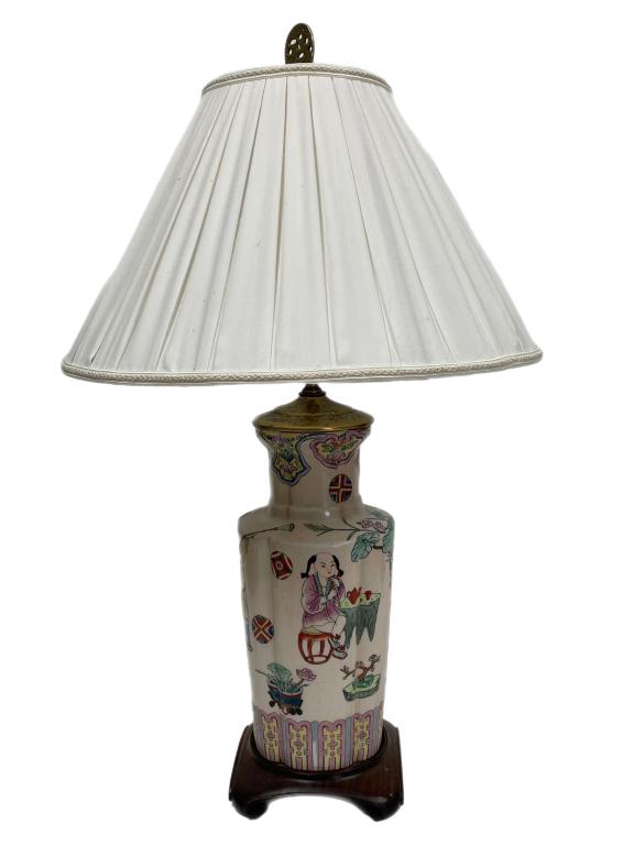 MAITLAND SMITH STYLE CHINOISERIE TABLE LAMP 30": VINTAGE MAITLAND SMITH STYLE CHINOISERIE PORCELAIN TABLE LAMP ON WOOD BASE | COLLECTIBLE HOME DECOR LIGHTING LAMPS COASTAL MODERN -30" X 7" X 7" APPROX-12" X 19" SHADE-PRE OWNED CONDITION , WEAR TO FI