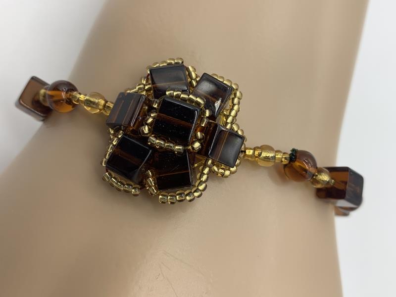 STUNNING TOPAZ TONE GLASS BEAD BRACELET: TOPAZ TONE FLOWER GLASS BEAD BRACELET - Beautiful Shades of Amber & Brown- Small Gold Accent Beads- Lobster Claw Clasp