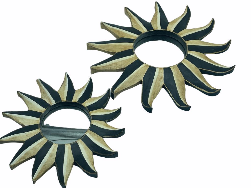 PAIR OF GILT SUNBURST DECORATIVE MIRRORS: PAIR OF GILT SUNBURST DECORATIVE MIRRORS