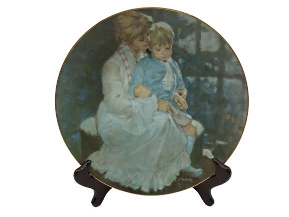 VTG HAMILTON 1984 'MOTHER'SHELPING HAND' PLATE 8": 'VTG HAMILTON 1984 'MOTHER'SHELPING HAND' PLATE 8"