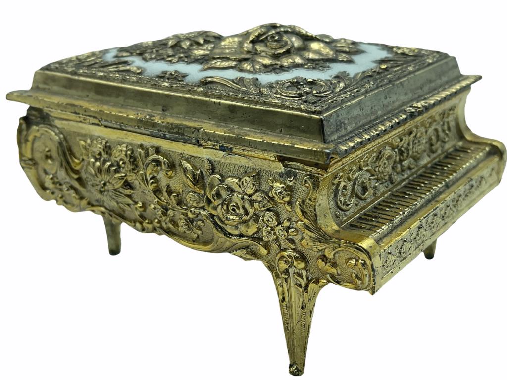 VTG PIANO RED VELVET LINED JEWELRY BOX: VTG PIANO RED VELVET LINED JEWELRY BOX THIRD PARTY SHIPPING OR LOCAL PICKUP REQUIRED ON ALL ITEMS. A list of shippers can be found in our Shipping Policy and in our Terms & Conditions of each auct
