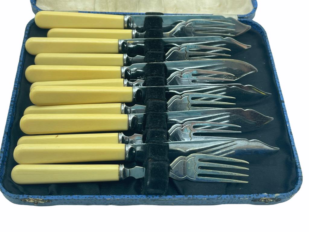 BOXED SET OF VTG BAKELITE FORKS AND BUTTER KNIVES: BOXED SET OF VTG BAKELITE FORKS AND BUTTER KNIVES Bidding on this item requires bidders to agree to the Terms & Conditions of this auction. THIRD PARTY SHIPPING OR LOCAL PICKUP REQUIRED ON ALL ITE