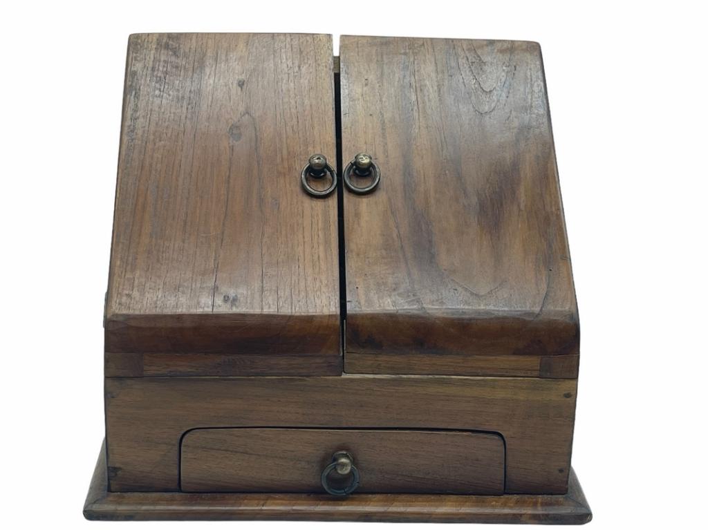 VINTAGE WOODEN STORAGE BOX  W/ BRASS FITTINGS (1 of 6)