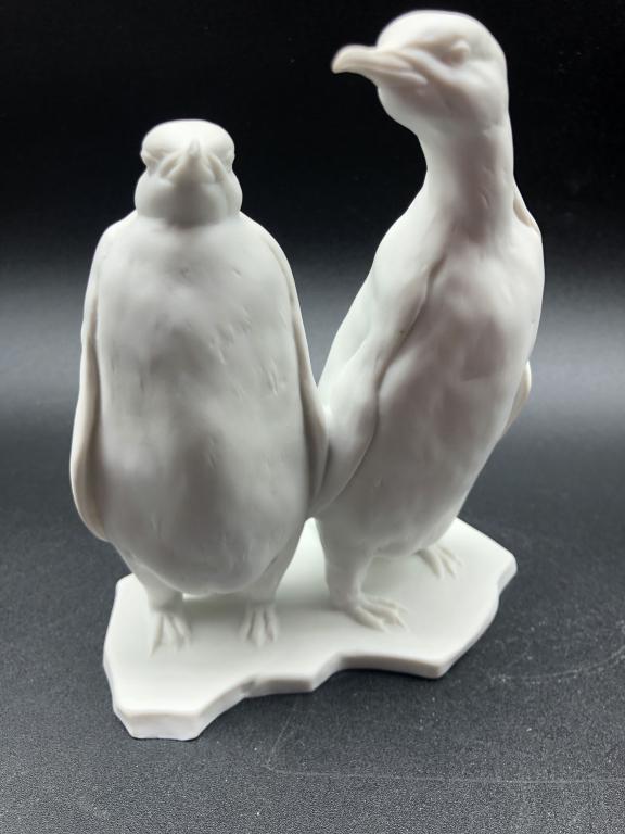 PAIR OF VINTAGE KAISER BISQUE PENQUIN FIGURINES: PAIR OF VINTAGE KAISER BISQUE PENQUIN FIGURINES