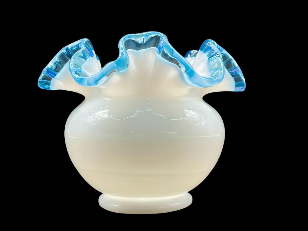 VTG FENTON WHITE BLUE RUFFLE EDGE BUD VASE 3.5" (1 of 6)
