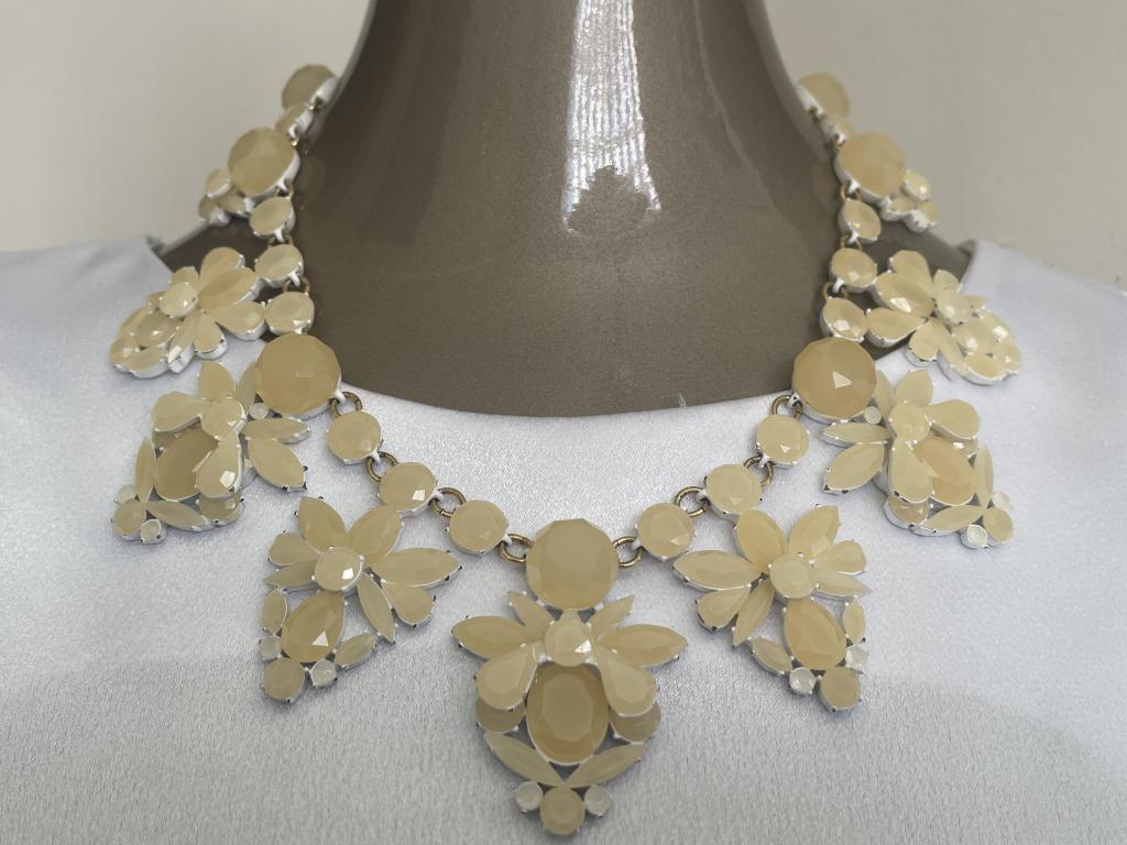 MID MOD FLORAL NECKLACE: MID MOD FLORAL NECKLACE