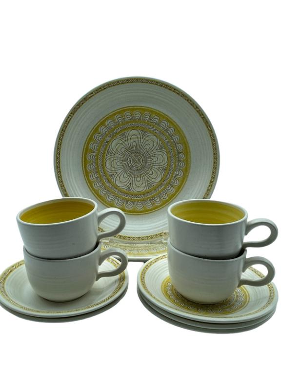 VINTAGE FRANCISCAN WARE TEACUP, SAUCER & PLATE SET (1 of 9)