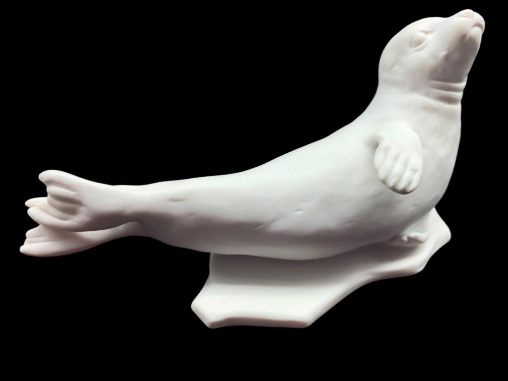 VINTAGE KAISER BISQUE SEAL FIGURINE: VINTAGE KAISER BISQUE SEAL FIGURINE