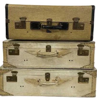 3 VINTAGE TRAVEL SUITCASES / WINDOW DISPLAY (1 of 9)