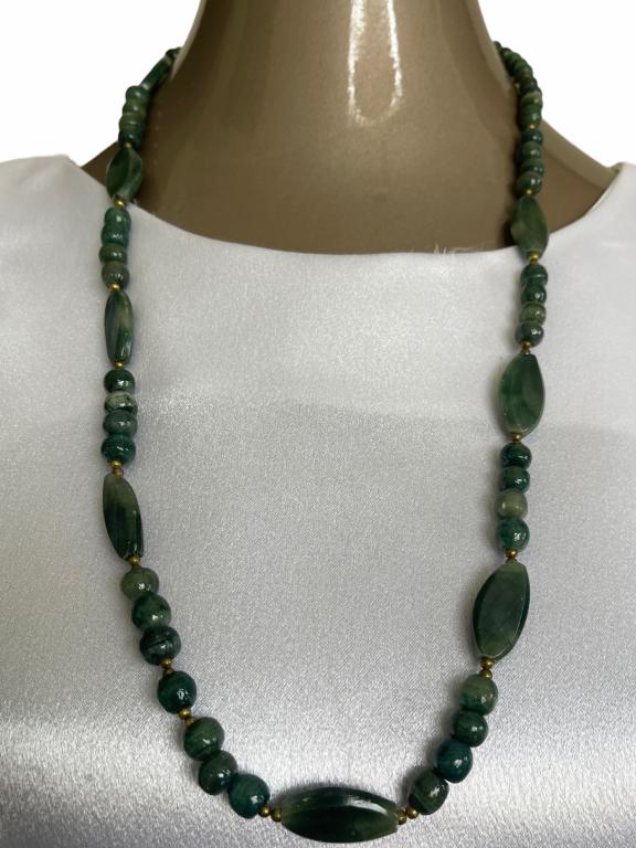 VINTAGE JADE BEADED NECKLACE WITH GOLD STATIONS (1 of 3)