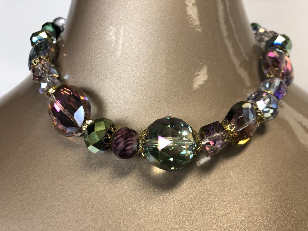 VINTAGE IRIDESCENT BEADED CHOKER STYLE NECKLACE: VINTAGE IRIDESCENT BEADED CHOKER STYLE NECKLACE -GOOD CONDITION