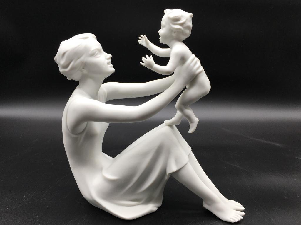 VINTAGE KAISER MOTHER & CHILD PROCELAIN FIGURINE: VINTAGE KAISER MOTHER & CHILD PROCELAIN FIGURINE -GOOD VINTAGE CONDITION