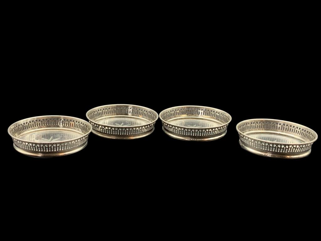 ANTIQ STERLING SILVER GLASS BOTTOM COASTERS (4): -ANTIQ TRERNAUWARE NY STYLE STERLING SILVER GLASS BOTTOM COASTERS (4) -158g TOTAL WEIGHT