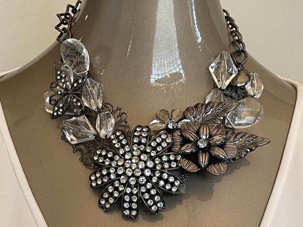 GORGEOUS FLORAL RHINESTONE STATEMENT NECKLACE (1 of 4)