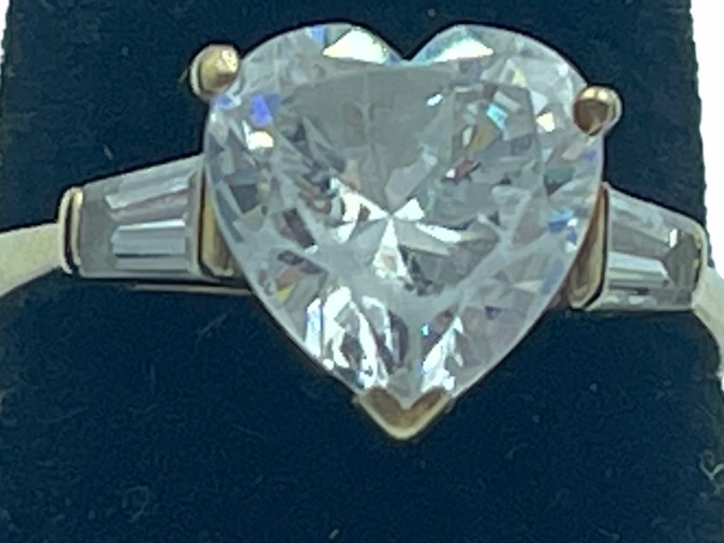 10K GOLD AND CZ HEART SHAPED VINTAGE RING SZ 7 (1 of 4)