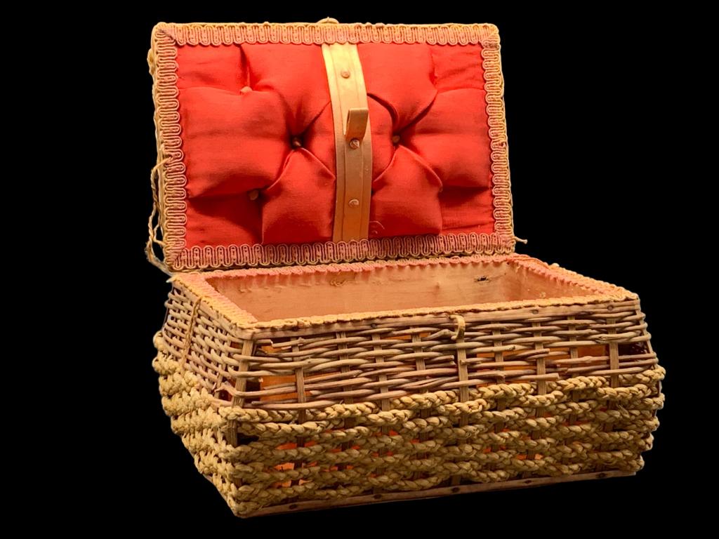 VTG WICKER TRINKET JEWELERY BOX 10": -VTG WICKER TRINKET JEWELERY BOX 10" -RED CLOTH LINED INSIDEJR 11/16