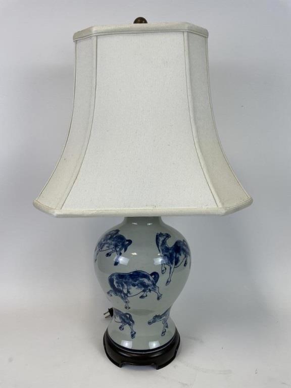 VTG BLUE & WHITE CHINOISERIE TABLE LAMP 29" (1 of 4)