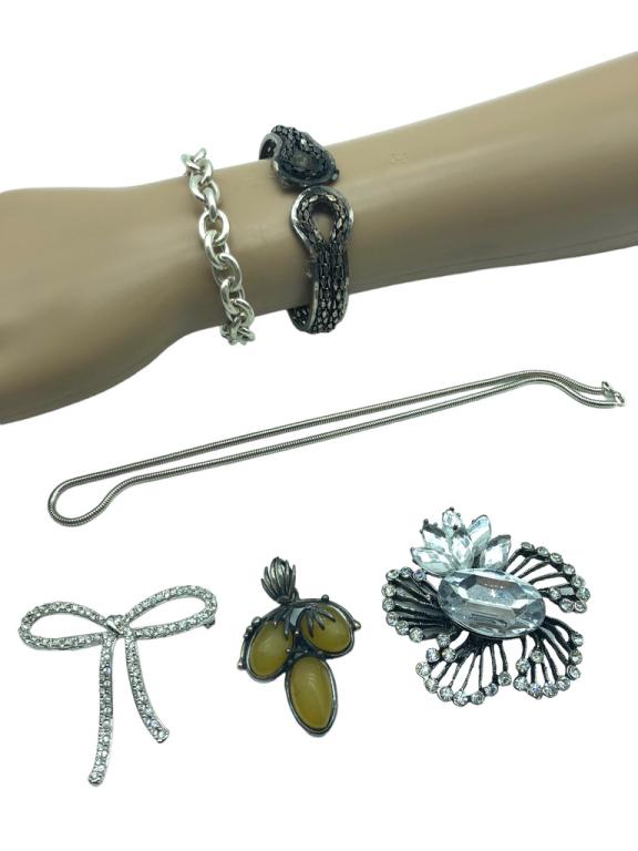 VTG COSTUME JEWELRY LOT OF 6: VTG COSTUME JEWELRY LOT OF 6- 2 BRACELETS - 1 SILVER CHAIN- 3 BROOCHES