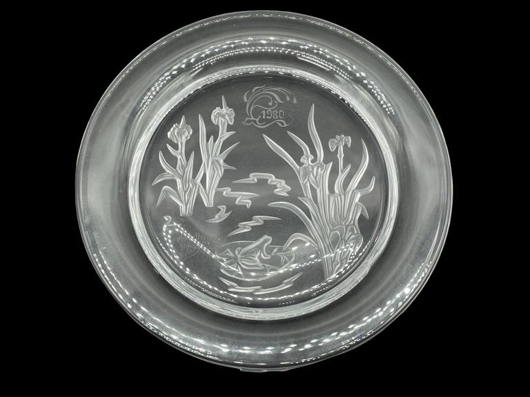 DAUM FRANCE INTAGLIO ART GLASS CRYSTAL PLATE 1980: VINTAGE DAUM FRANCE INTAGLIO ART GLASS CRYSTAL PLATE 1980-NYMPHEA FRENCH CRYSTAL COLLECTIBLE PLATES-GOOD PRE OWNED CONDITION-DP11023