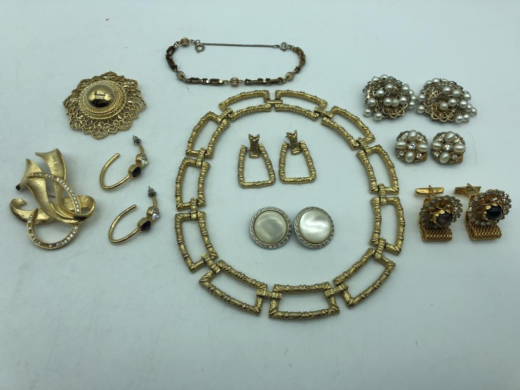 VTG COSTUME JEWELRY GOLDEN MEDLEY, LOT OF 10 (1 of 1)