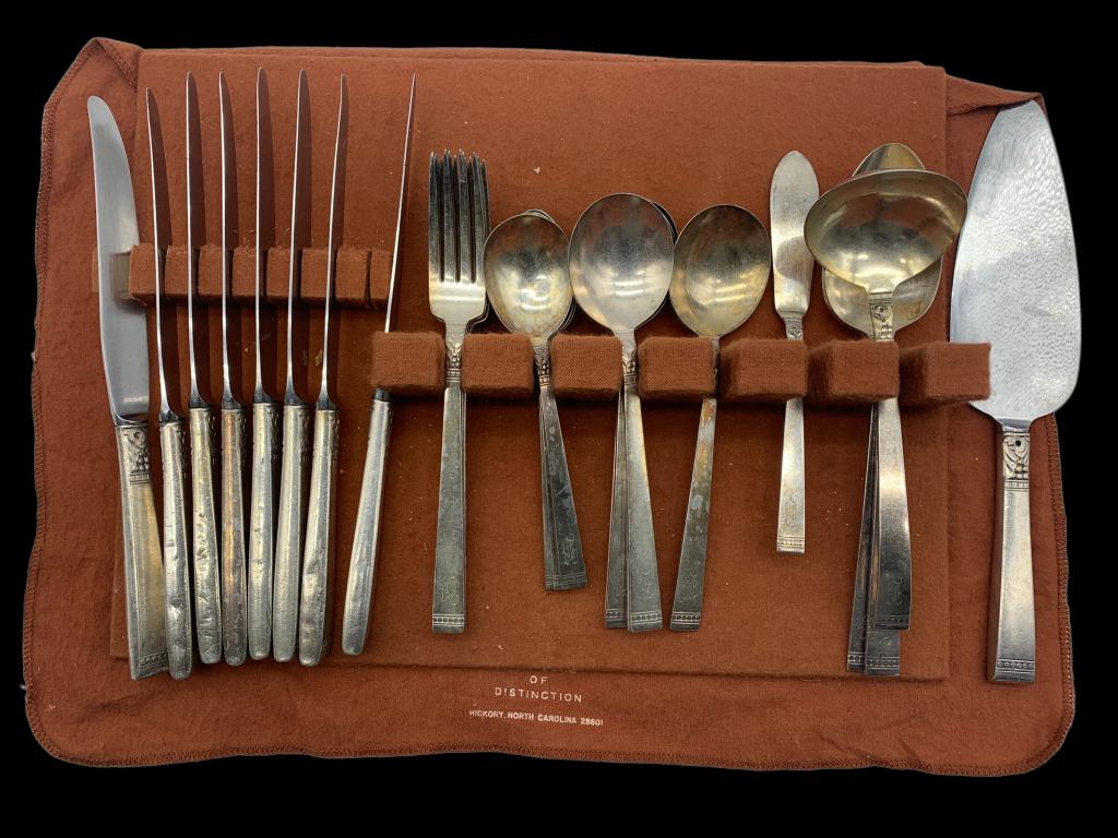 VTG MONOGRAMEDCOMMUNITY STAINLESS FLATWARE SET (1 of 3)