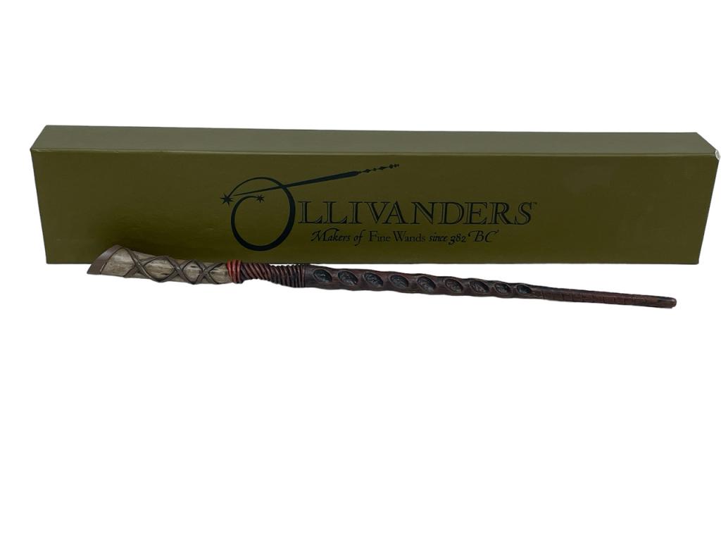 HARRY POTTER OLLIVANDER COLLECTIBLE WAND IN BOX: HARRY POTTER HOLLY 8 OLLIVANDER COLLECTIBLE WAND-MASTERS OF FINE WANDS SINCE 1832 BC-WARNER BROS ENTERTAINMENT-GOOD PRE OWNED CONDITION WITH BOX