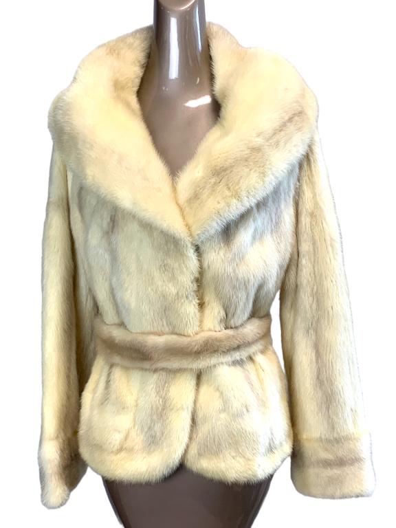 VTG IVORY FUR COAT 28": -VTG IVORY FUR COAT 28" -MEASURES: 26.5" ARM LENGTH-21" BUST-20" WAIST-VERY GOOD VINTAGE CONDITION -INCLUDES MATCHING BELT "band cincture"JR 02/21