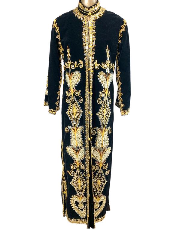 VTG 70'S ORNATE VELVET KAFTAN ROBE: -RARE VTG 70'S ORNATE VELVET KAFTAN ROBE -SEQUENCED WITH PEARLS & GOLD THREAD MEASURS:-SHOULDER 21"-BUST 18.5"-WAIST 20"TOTAL LENGTH: 53"-VERY GOOD PREOWNED CONDITION JR 02/22