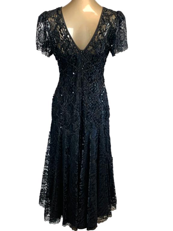 HW COLLECTION BLACK LACE DRESS: -HW COLLECTION BLACK LACE DRESS -MEASUREMENTS: -SOULDER 15"-BUST 16"-WAIST 15"VERY GOOD PREOWNED CONDITIONJR 02/22