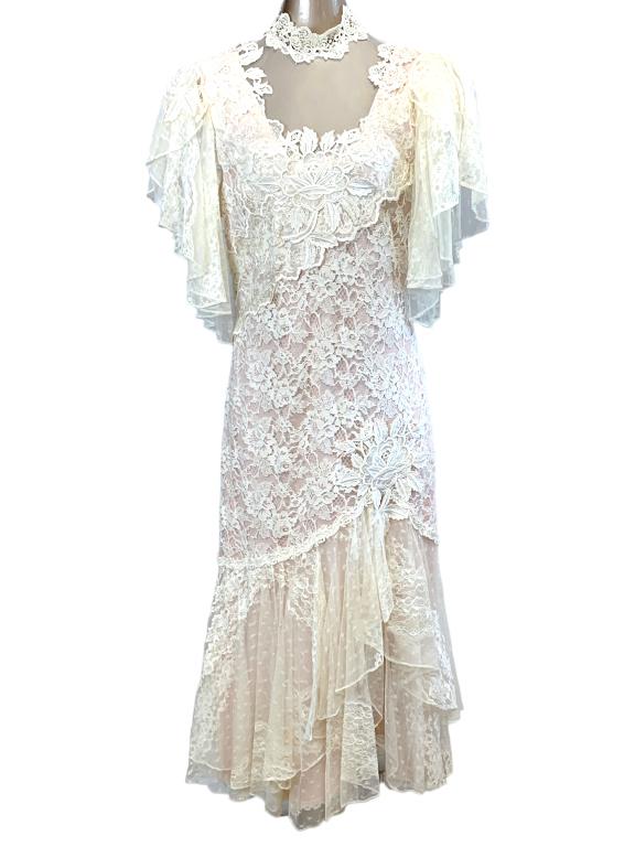 VTG IVORY LACE BOHO DAY DRESS: -VINTAGE IVORY LACE BOHO DAY DRESS -MEASUREMENTS: -SOULDER 16"-BUST 17.5"-WAIST 14"JR 02/22