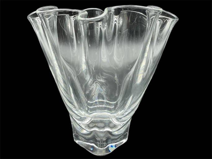 STEUBENS GLASS HANDKERCHIEF VASE 5" (0411X) on Mar 13, 2023 DejaVu