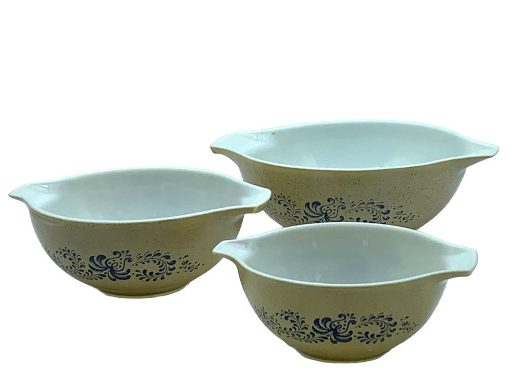 RETIRED PYREX HOMESTEAD MIGING BOWLS (3): -VTG PYREX HOMESTEAD BLUE & BROWN MIGING BOWLS (3) -SET OF 3 VINTAGE MIXING BOWLS-NO CHIPS OR CRACKSJR BTQ 03/06