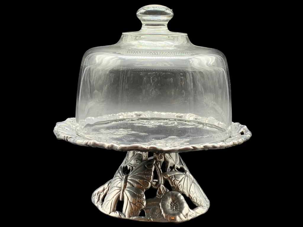 VTG ARTHUR COURT BUTTERFLY GLASS DOMED CAKE DISH: VTG ARTHUR COURT BUTTERFLY GLASS DOMED CAKE DISH -VERY GOOD PREOWNED CONDITION THIS ITEM IS LOCATED OFF-SITE. All items off-site must be picked up by confirmed online appointment on TUESDAY, MARCH 28t